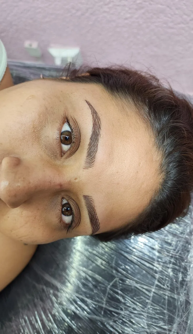 Cejas con microblading pelo a pelo en El Salvador, acabado natural